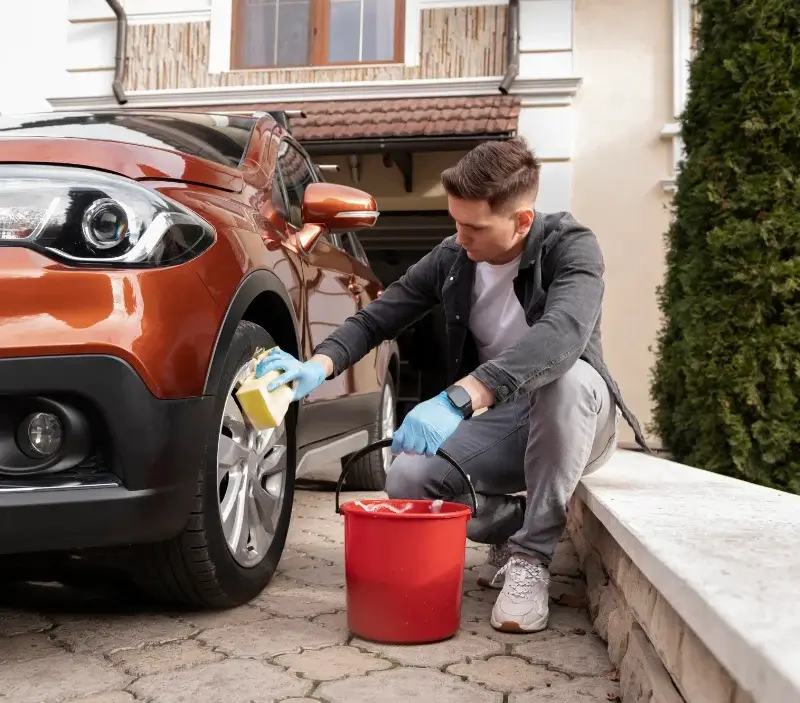 Lavage auto à domicile Ville-sous-Anjou : professionnel intervenant sur un véhicule